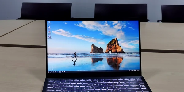 Laptop MSI Prestige 14 FOTO Adrian Pogîngeanu