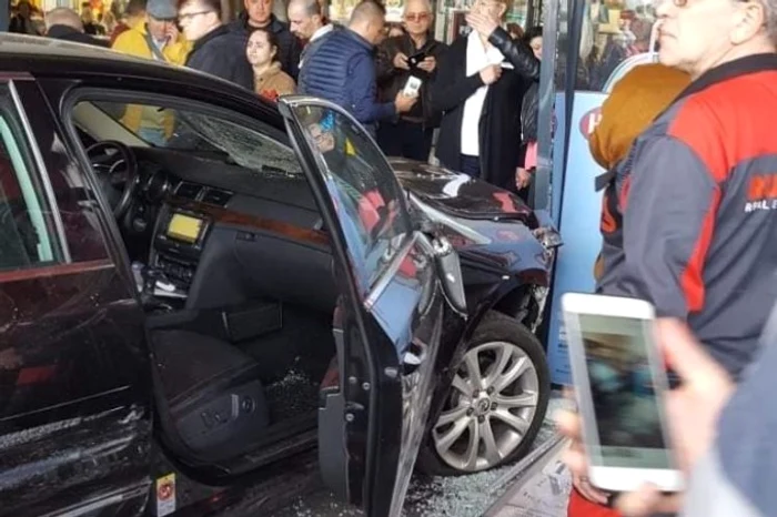 Un tânăr de 20 de ani a intrat cu mașina în mulțime în parcarea unui mall din Brăilafoto: obiectiv.ro