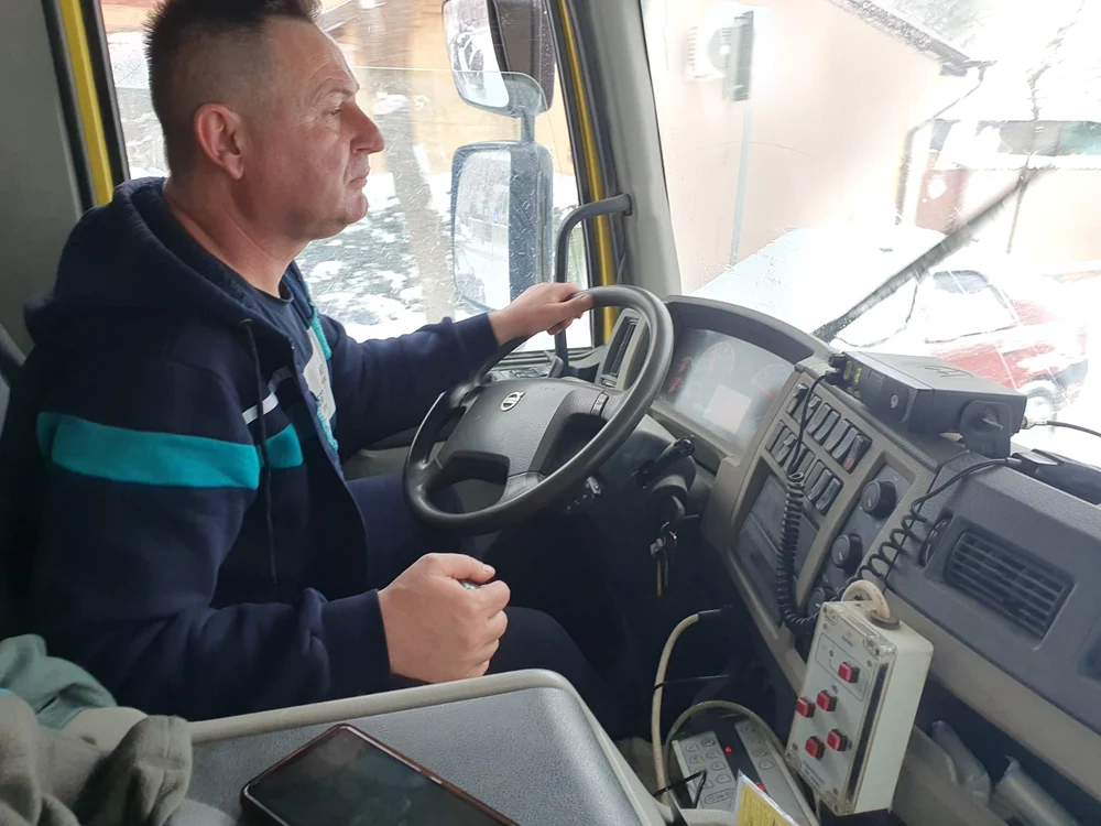 Domnul Nicu dă zăpada  de la volanul „sărăriței” sale