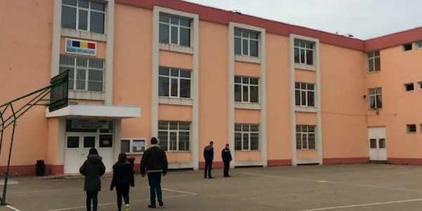 Liceul George Călinescu din Constanţa unde un elev a încercat să se sinucidă aruncându-se de la etaj Foto Sînziana Ionescu