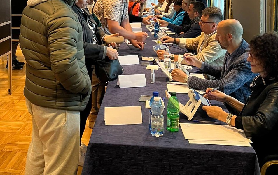 Propagandă electorală cu tricolor și manele în fața Consulatului din Roma. O femeie a vrut să intre cu o piatră de pavaj în secția de votare. Intervin carabinierii