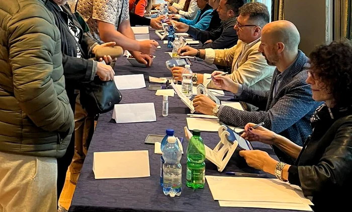 Propagandă electorală cu tricolor și manele în fața Consulatului din Roma. O femeie a vrut să intre cu o piatră de pavaj în secția de votare. Intervin carabinierii