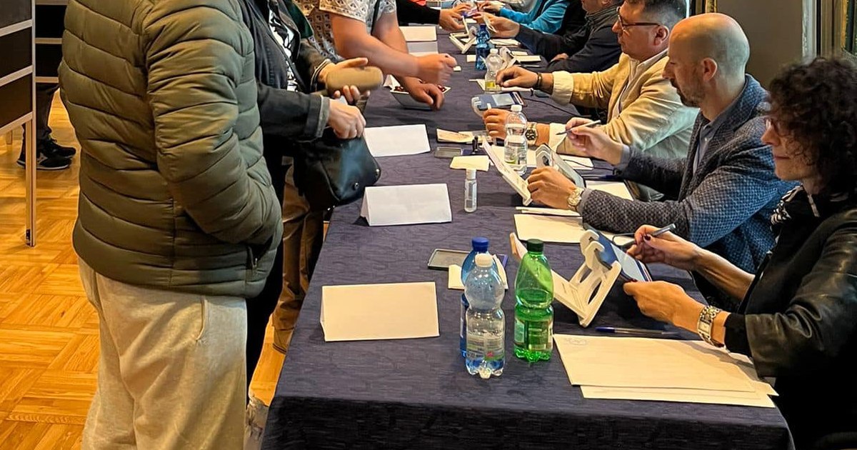 Propagandă electorală cu tricolor și manele în fața Consulatului din Roma. O femeie a vrut să intre cu o piatră de pavaj în secția de votare. Intervin carabinierii Propagandă electorală cu tricolor și manele în fața Consulatului din Roma. O femeie a vrut să intre cu o piatră de pavaj în secția de votare. Intervin carabinierii