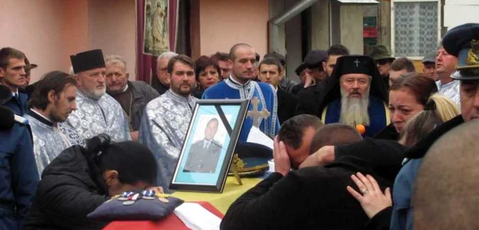 Moartea militarului Vasile-Marian Gădălean i-a îndurerat enorm pe soţia sa şi fraţii lui FOTO: Florina Pop