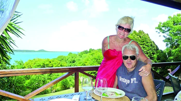 
    Monica Tatoiu a înotat  alături de patru dintre  cei opt prieteni  care au însoţit-o  