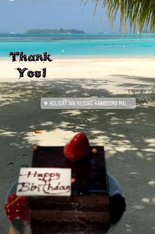 Laura Cosoi a fost răsfățată cu tort de ziua ei, pe o plajă din Maldive