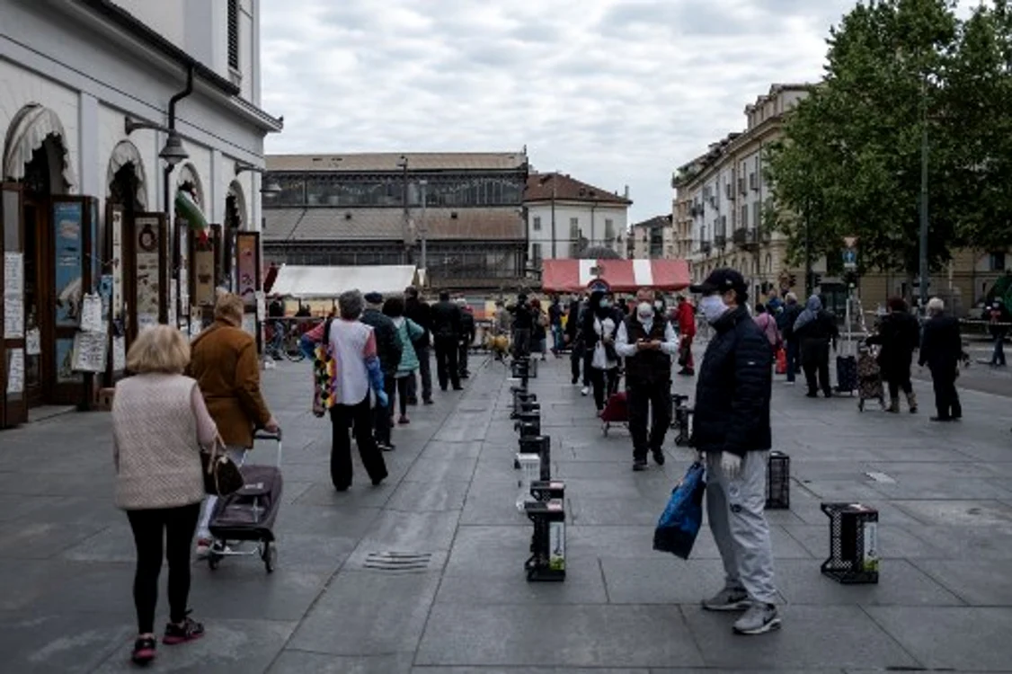 Coadă la un supermarket din Italia