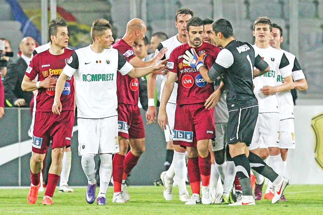 
    Partida de marţi s-a  întrerupt în minutul 27, la  scorul de 1-0 pentru CFR (foto: mediafax)  