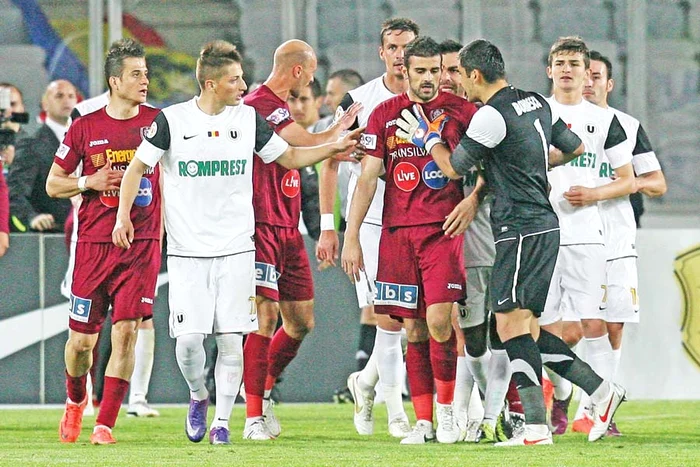 
    Partida de marţi s-a  întrerupt în minutul 27, la  scorul de 1-0 pentru CFR (foto: mediafax)  