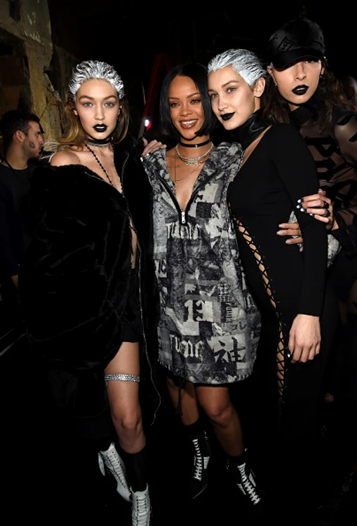 Supermodelele Gigi și Bella Hadid au făcut parte din prezentarea de modă a Rihannei