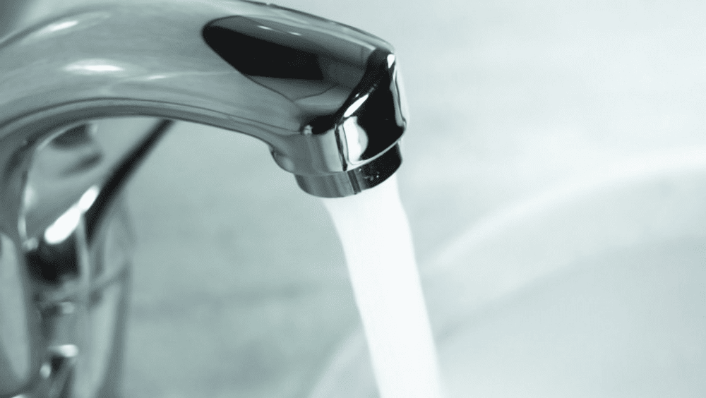 Apa de la robinet s-a scumpit mai mult decât energia electrică. Prețul zahărului a crescut cu 63%