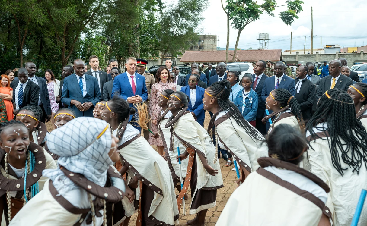 Klaus Iohannis la liceul din Kenya FOTO Presidency jpg