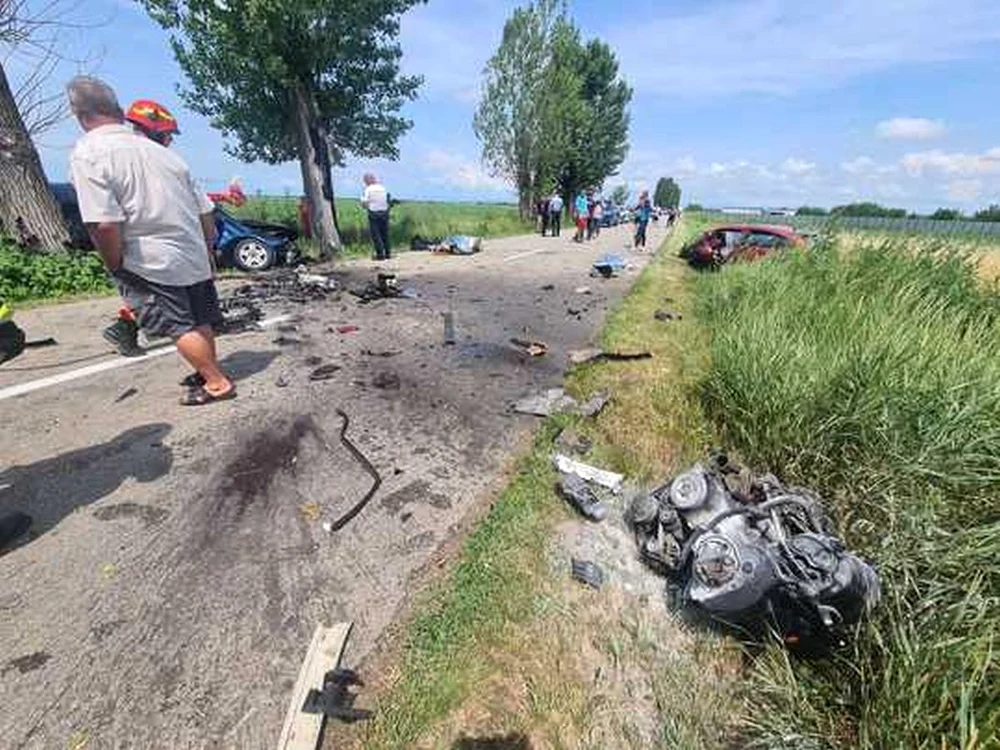 Cea de-a doua mașină s-a făcut efectiv praf / foto: ISU Prahova