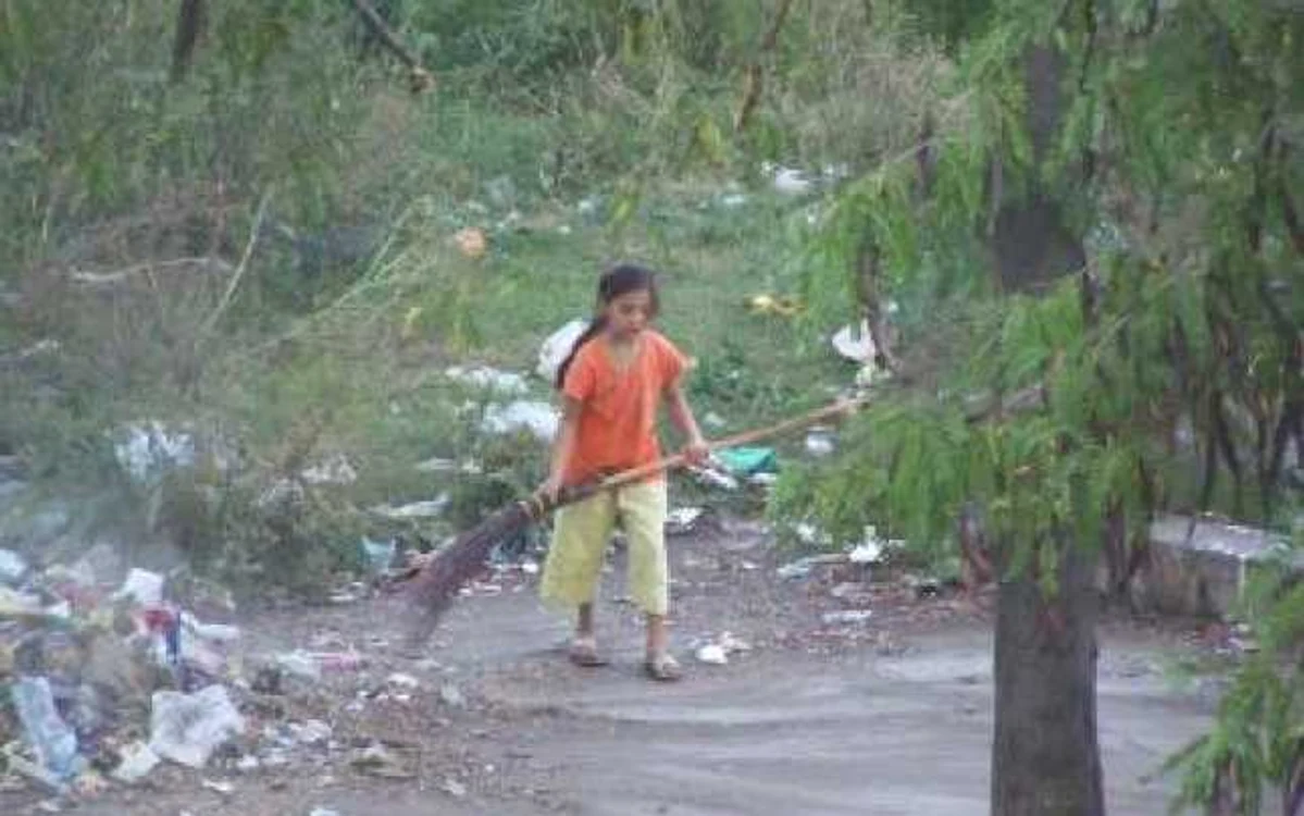 Ploieşti: Locuitorii de pe Rafinorilor trăiesc printre gunoaie