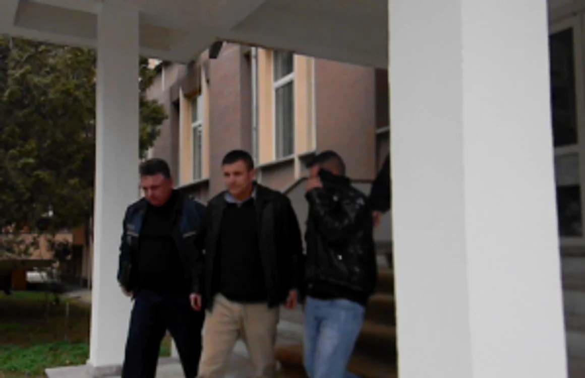 Cei doi cumpărau utilaje şi piese de schimb pentru maşini cu CEC-uri fără acoperire