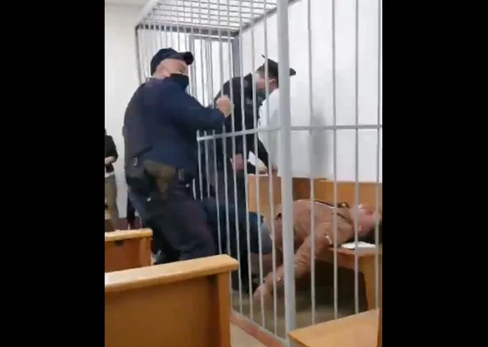 
    Stepan Latypov a încercat să se sinucidă în sala de judecatăFoto: captură video  