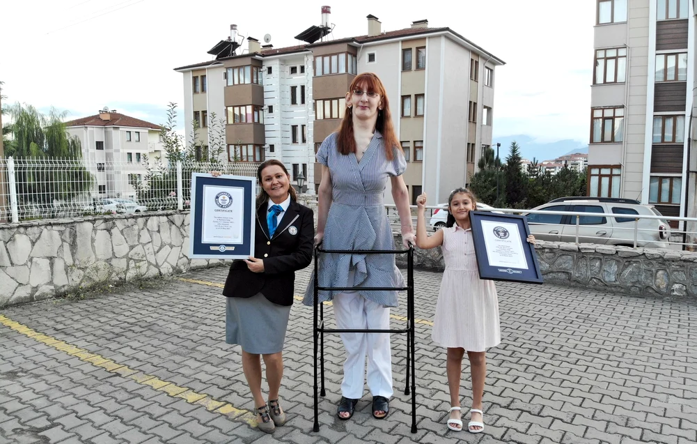 Rumeysa Gelgi are 2,15 m și este cea mai înaltă femeie din lume