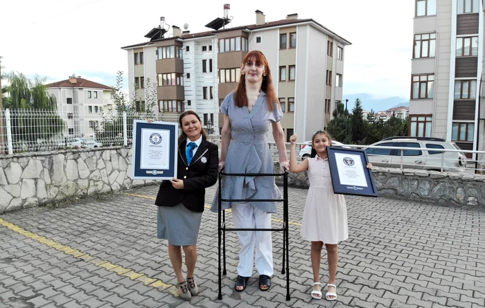 Rumeysa Gelgi are 2,15 m și este cea mai înaltă femeie din lume