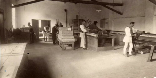 muncitori in costume populare vechi la fabrica de hartie Foto Pehart jpg