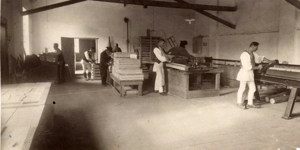 muncitori in costume populare vechi la fabrica de hartie  Foto Pehart jpg