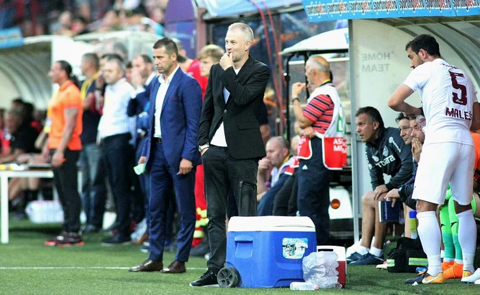 
    Ionuț Badea nu pare să fi învăţat foarte multe de la Christoph Daum, cel căruia i-a fosts ecund la naţională. Cel puţin Chiajna nu a avut nimic de câştigatFoto: Click!  