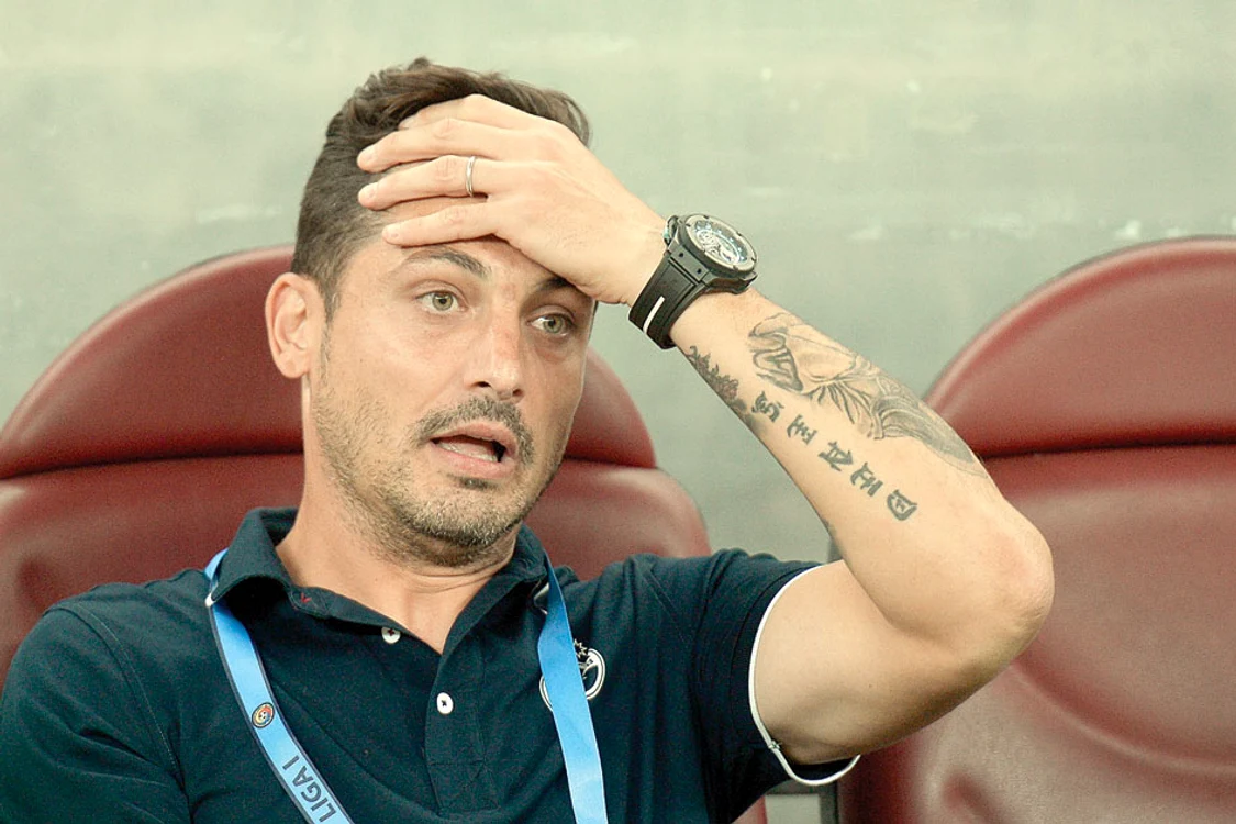 
    Fostul fotbalist ştie că la 35 de ani are tot timpul să devină antrenor şi o ia acum de jos, pas cu pas, cum trebuia să facă de la începutsportpictures.eu  