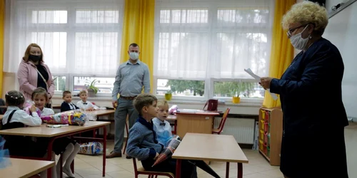 Prima zi de şcoală în Polonia copiii nu poartă măşti în clasă FOTO EPA-EFE / Andrzej Grygiel