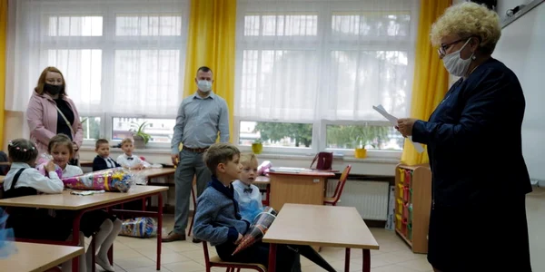 Prima zi de şcoală în Polonia copiii nu poartă măşti în clasă FOTO EPA-EFE / Andrzej Grygiel