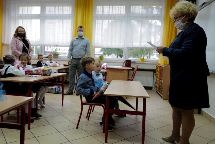 Ministerul
Educaţiei a început demersurile pentru achiziţionarea celor 250.000 de
dispozitive electronice încă din data de 7 mai