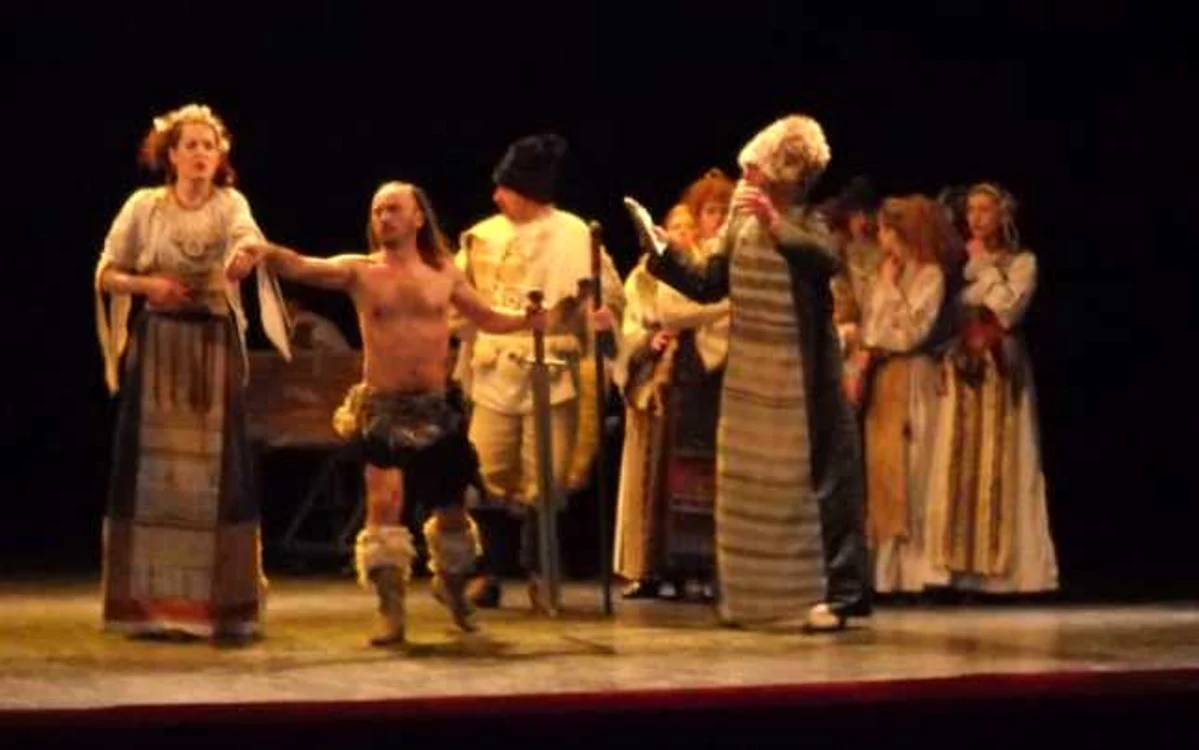 Scenă din spectacolul „Amorul dănțuie și feste joacă“
