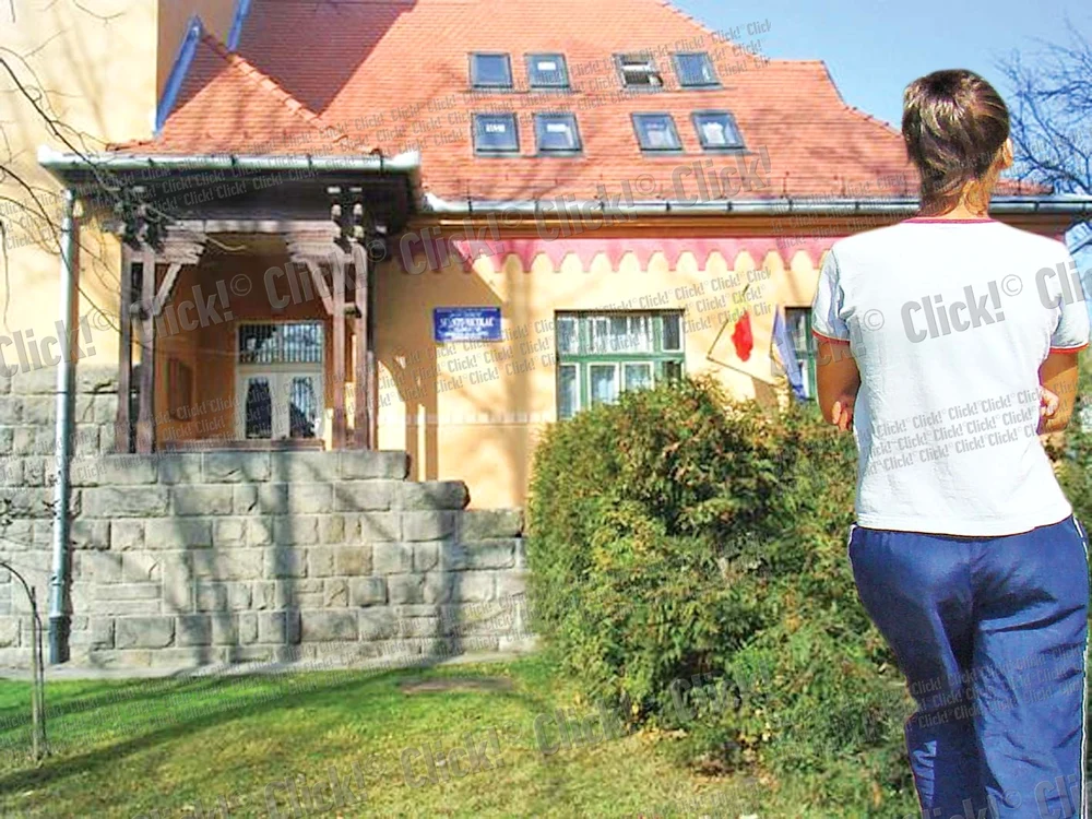 
    Vecinii spun despre elevă  că era o fată liniştită şi respectuoasă. Nici de la şcoală nu  chiulea, dar avea probleme  la matematică şi rămăsese  de mai multe ori corigentă  