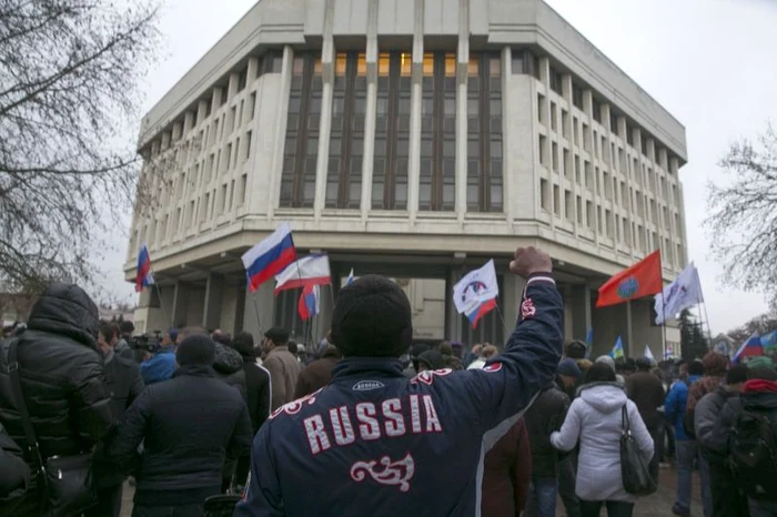 
    Manifestanţi pro-ruşi s-au strâns joi în faţa Parlamentului din Simferopol, Crimeea. (Foto: Reuters)  