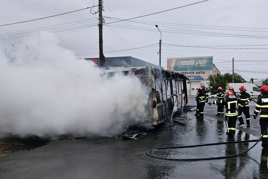 Incident grav la Brăila: Autobuz cuprins de flăcări pe Șoseaua Vizirului  