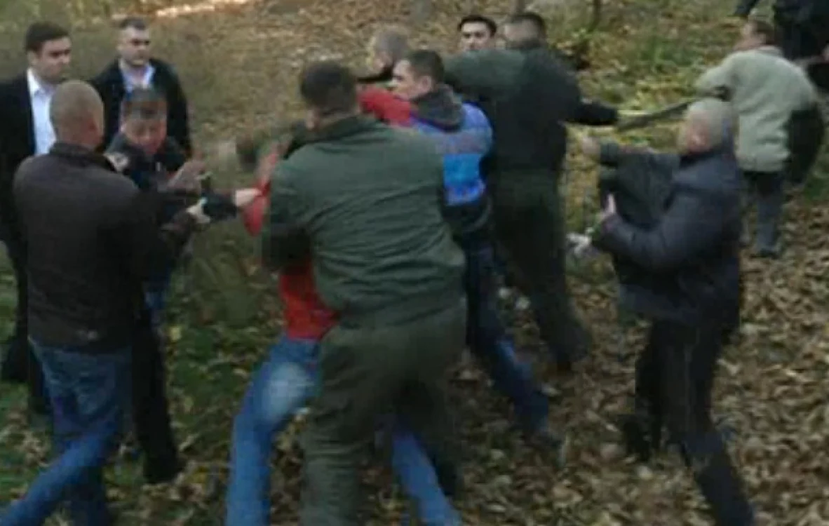 Cearta din faţa blocului a degenerat într-o bătaie în toată regula Sursa: Prime.md