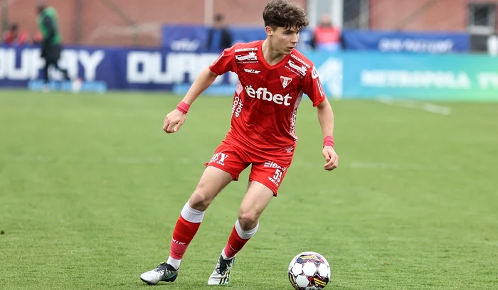 Rareș Pop s-a simțit rău spre finele meciului (FOTO: Sportpictures)