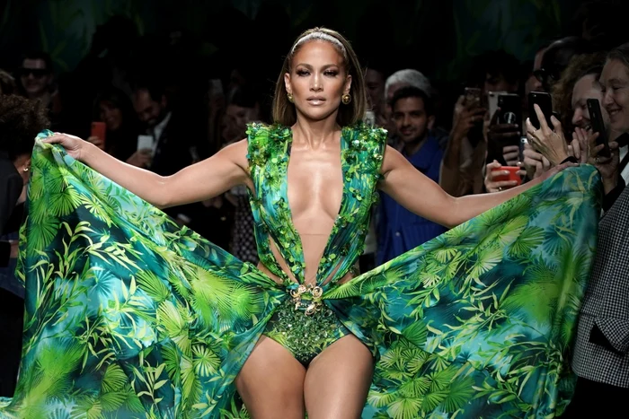 Jennifer Lopez la prezentarea noii colecţii Versace FOTO Guliver/Getty Images