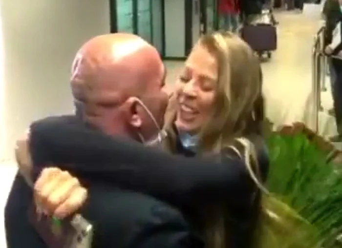 
    Roxana Nemeș, în brațele iubitului, la aeroportfoto: captură Kanal D  