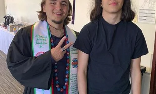 Blanket i a fost alături fratelui mai mare la absolvire jpeg