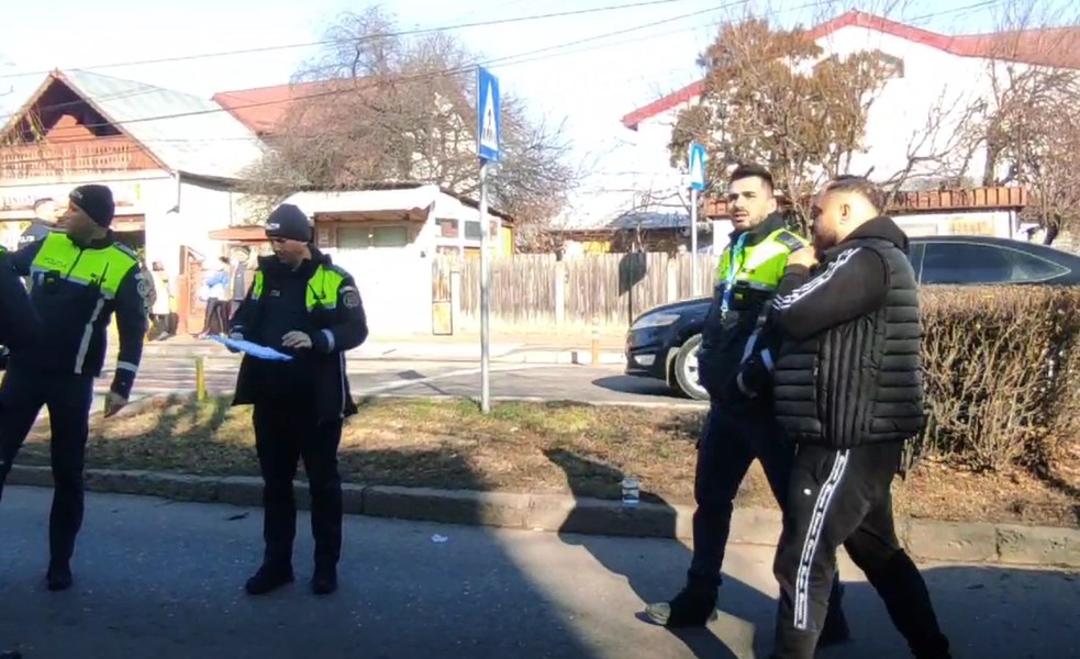 Momentul șocant în care un taxi spulberă o mamă cu doi copii pe o trecere de pietoni din Buzău | VIDEO