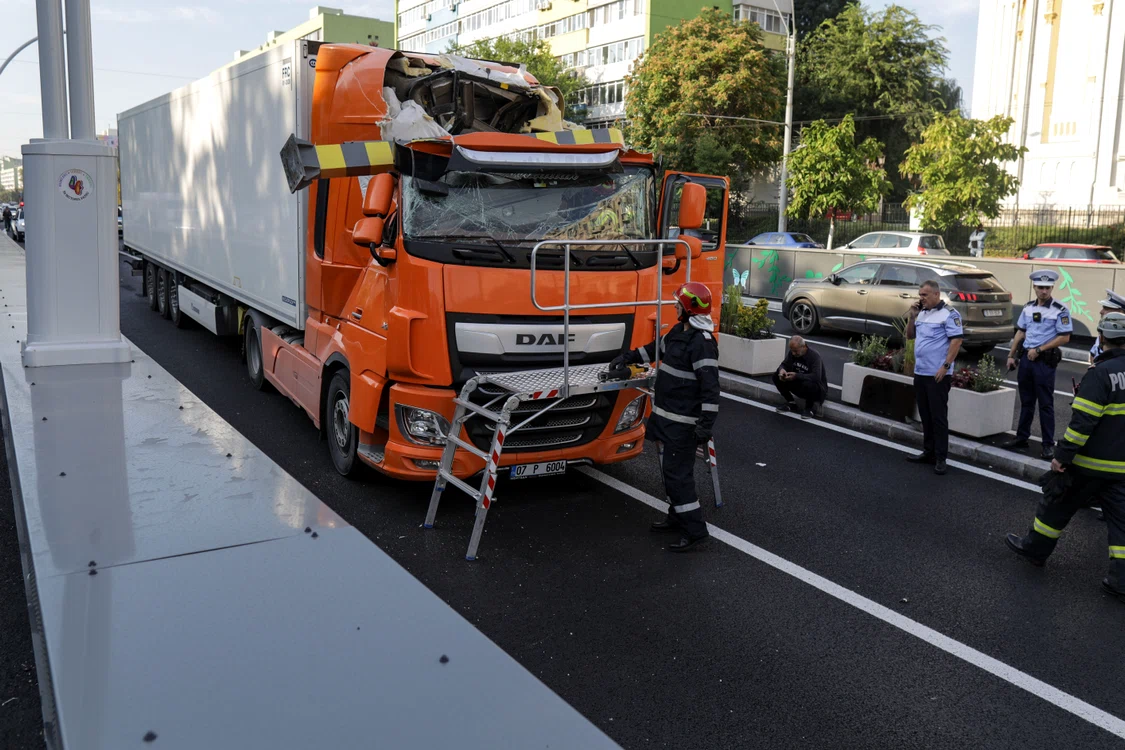 Camion blocat la intrarea în Pasajul Unirii FOTO Inquam Photos/Octav Ganea
