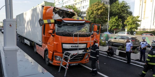 Pasajul Unirii blocat de un camion INQUAM Photos/Octav Ganea