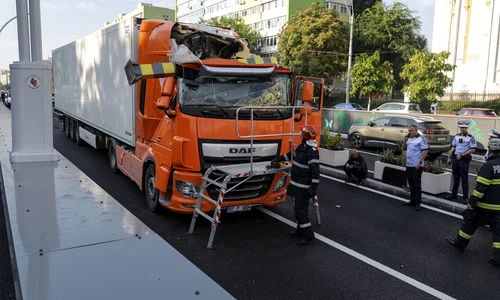 Pasajul Unirii blocat de un camion INQUAM Photos/Octav Ganea