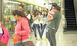 O plimbă cu metroul şi cu maşina jpeg