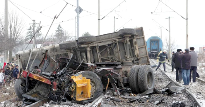 TIR-ul lovit la Budăi a devenit o grămadă de fiare contorsionate 