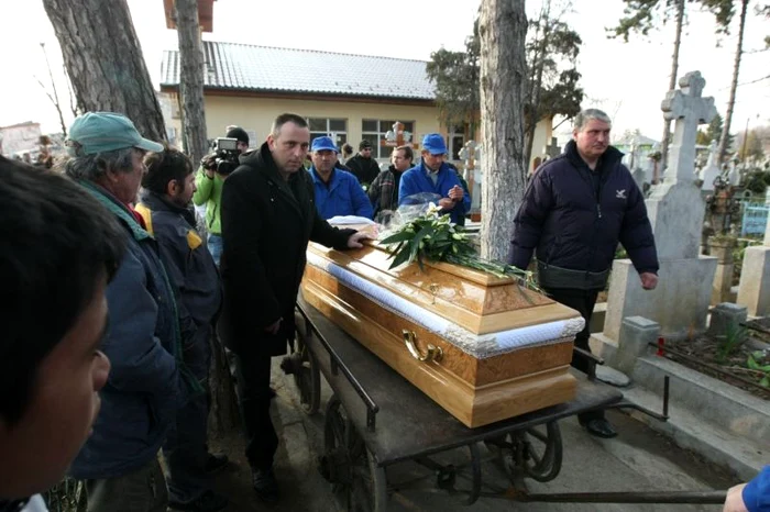 Înmormântarea Michaelei Niculescu, Mica de la Abracadabra. (Foto: Marian Iliescu / Adevărul)