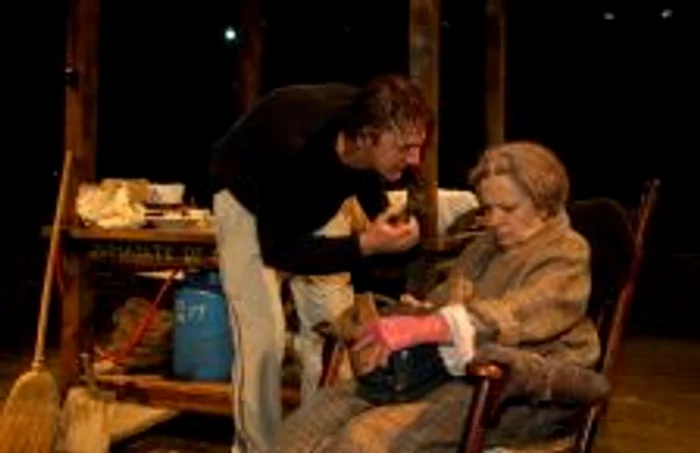 Imagine din spectacolul „Regina frumuseţii din Leenane“. FOTO: teatruploiesti.ro