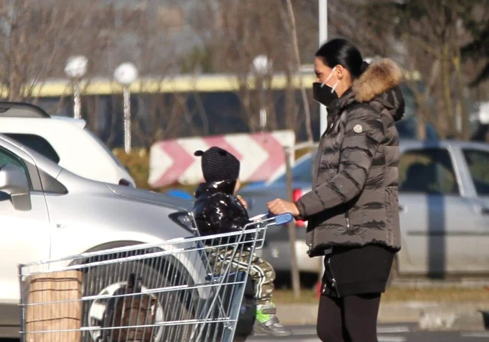 Lavinia este ajutată de un domn mai în vârstă, care pare a fi tatăl ei