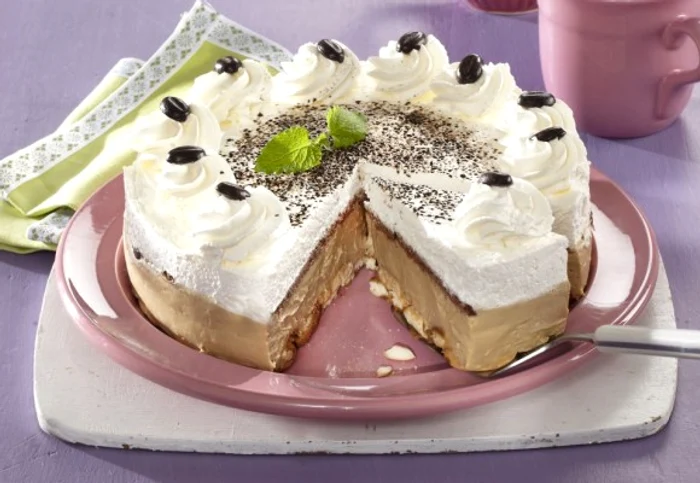 
    Chiar daca este post, poți prepara acest tort, care pe cat este de arătos, pe atât este de gustosclickpoftabuna.ro  