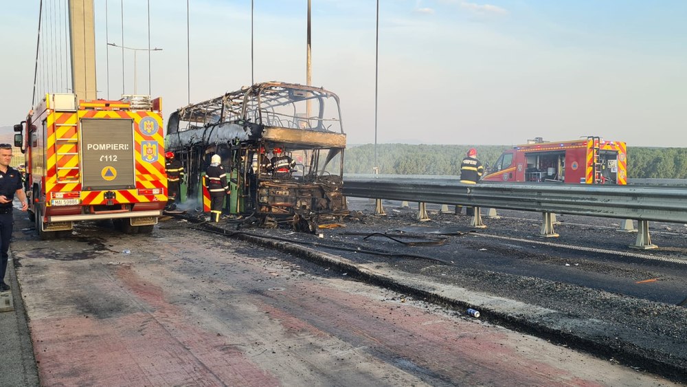Autocar cu zeci de pasageri ucraineni, în flăcări, pe podul peste Dunăre de la Brăila