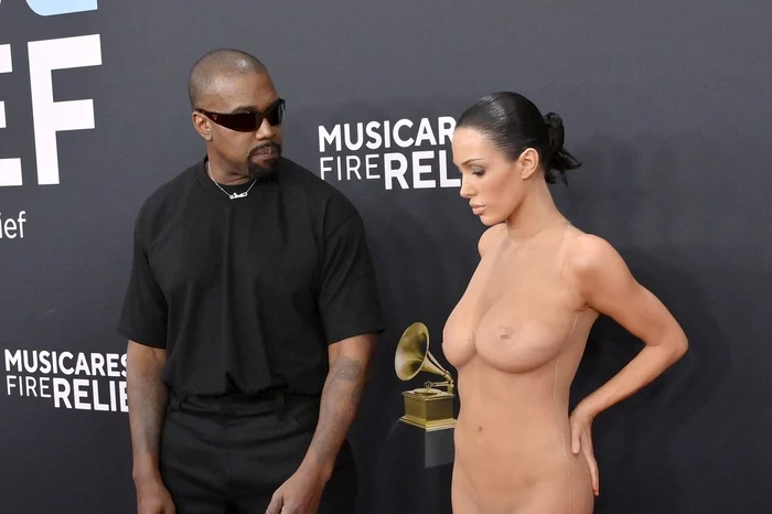 Kanye West și soția lui, Bianca Censori, la Premiile Grammy 2025